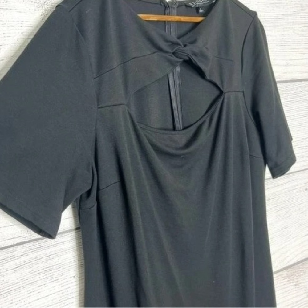 Black Short Sleeve Dress with Keyhole Detail